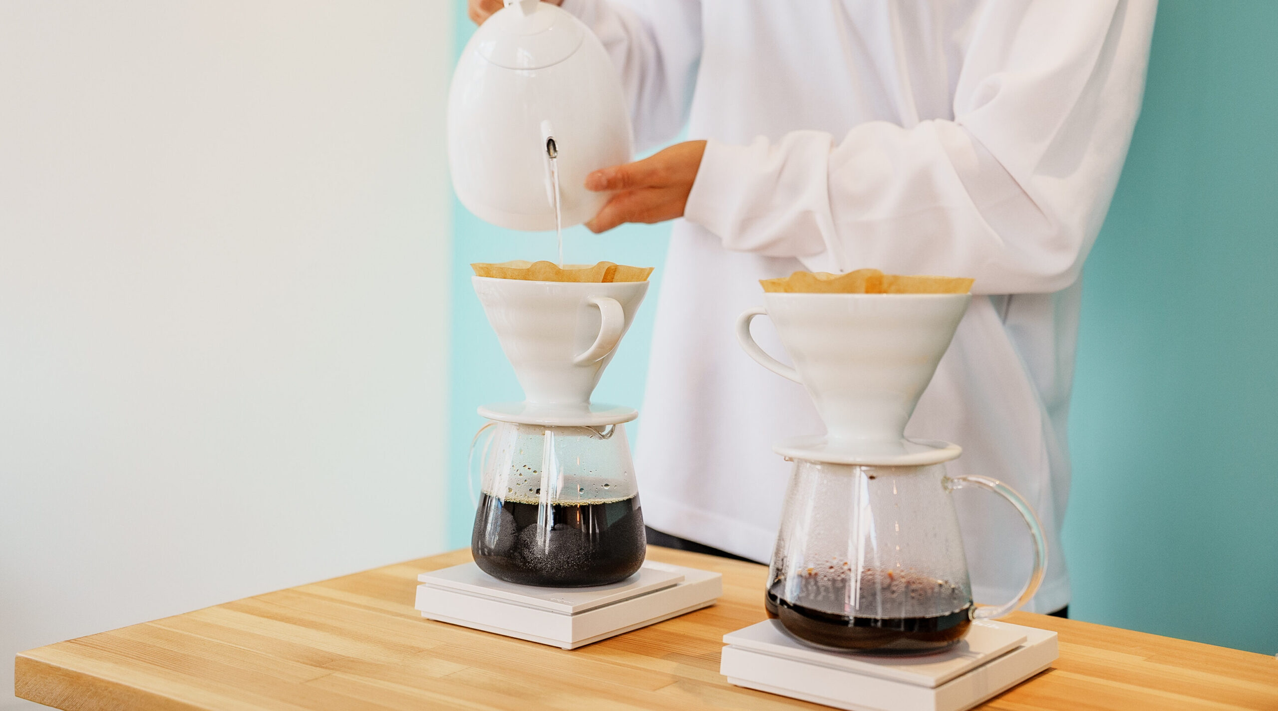 ハンドドリップでコーヒーを淹れている様子